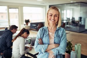 young-businesswoman-smiling-with-coworkers-M3ZJ5LG