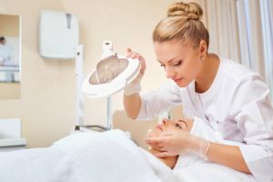 vrouw krijgt schoonheidsbehandeling