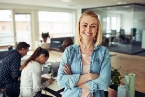 young-businesswoman-smiling-with-coworkers-M3ZJ5LG